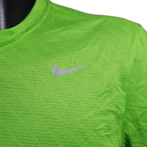 Nike Dri-Fit exercise shirt - Picture 5 of 6